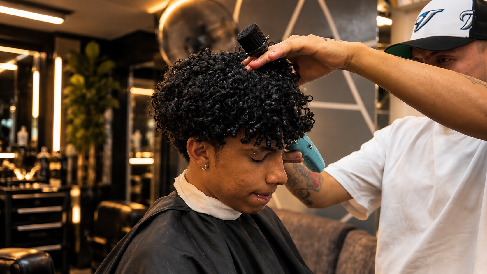 Barbero realizando un corte de cabello con máquina en UrbanBarber